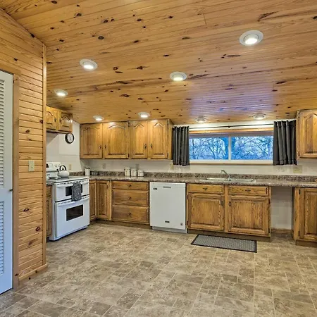 Spacious Kansas Retreat On-Site Disc Golf!